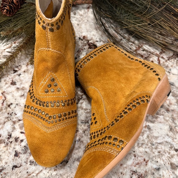 Matisse Shoes - Matisse Sultan Yellow leather suede booties size 8.5 with metal accents